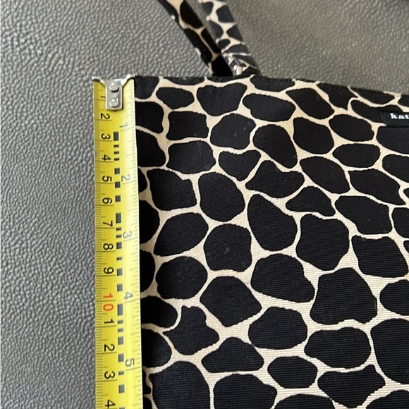 Vintage Black and white animal print handbag with snap closure, inside pocket. - Picture 3 of 6